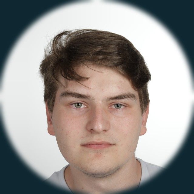 Porträtfoto von Kai Eric Pfister aus Würzburg, frontal aufgenommen vor hellem Hintergrund